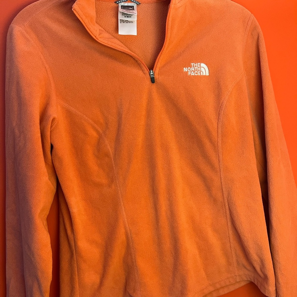Womens xs, like new 1/4 zip fleece. The North Face